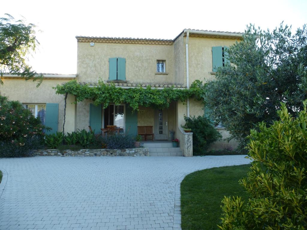 a large house with a driveway in front of it at CHAMBRES D&#39;HÔTES CLIMATISÉES avec CUISINE d&#39;ÉTÉ &quot;VILLA GOUR du PEYROL&quot; in Buisson