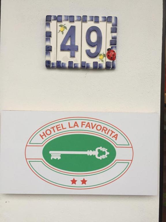 a sign for a hotel la fynolulu with the number at Hotel La Favorita in Peschiera del Garda