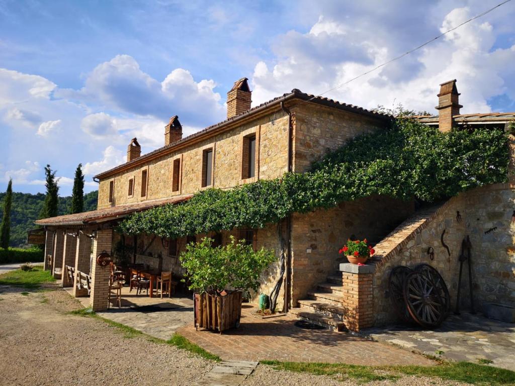 un edificio di mattoni con edera sul lato di Agriturismo Selvella ad Allerona