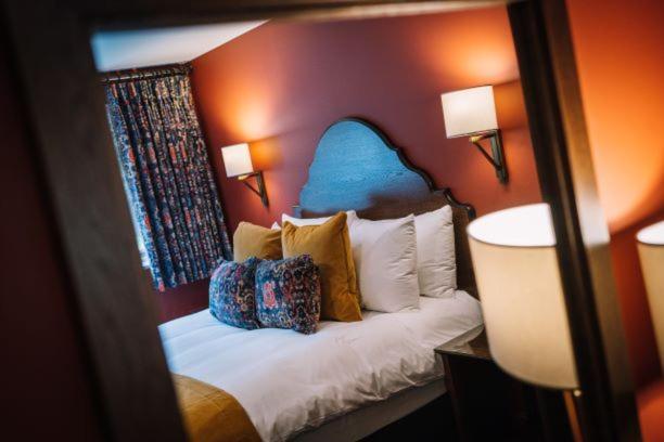 Letto o letti in una camera di Bridge House Hotel & Silver Howe View Cottage