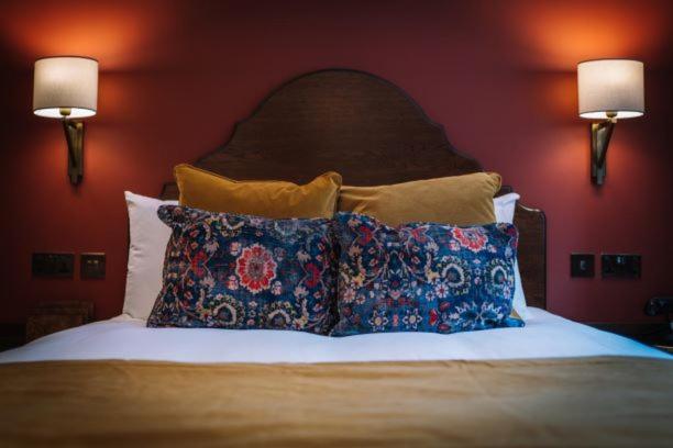 Letto o letti in una camera di Bridge House Hotel & Silver Howe View Cottage