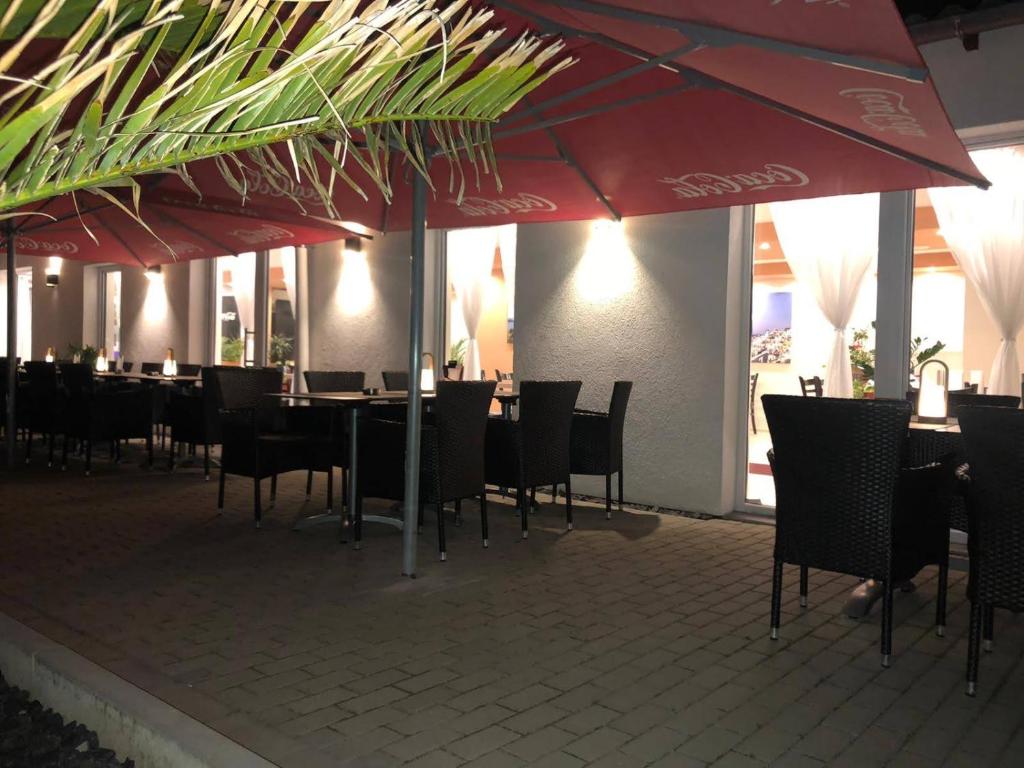 Ein Restaurant oder anderes Speiselokal in der Unterkunft Hotel Restaurant Nikopolis 