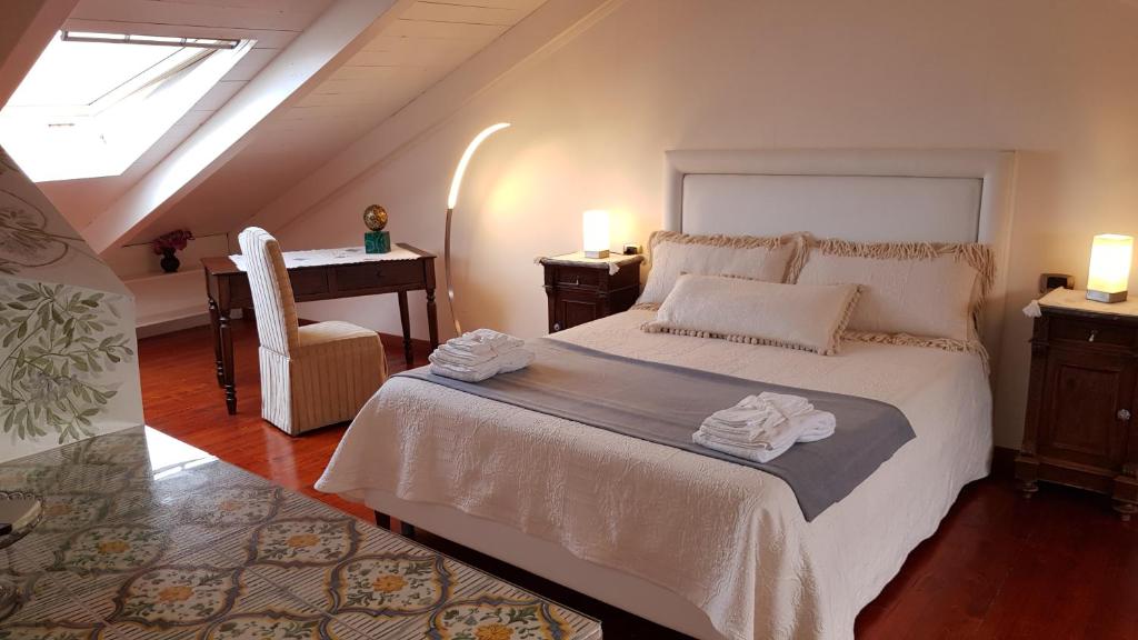 1 dormitorio con 1 cama con toallas en Estes, en Crotone