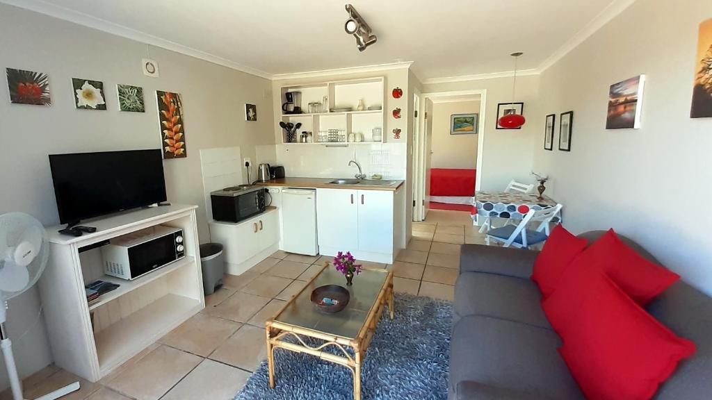Glencairn的住宿－Self catering Holiday Apartment，带沙发和电视的客厅