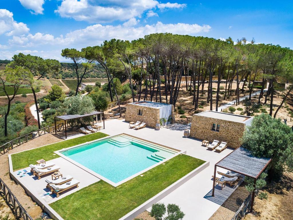 einen Luftblick auf einen Pool im Hof in der Unterkunft Wine Relais Feudi Del Pisciotto in Niscemi
