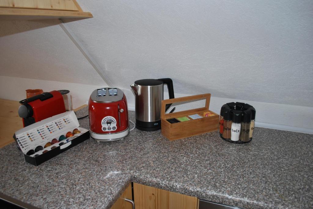 Příslušenství pro přípravu čaje a kávy v ubytování Ferienwohnung Zetzhirsch