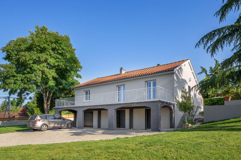 een huis met een auto ervoor geparkeerd bij LE PALMIER in Coulounieix-Chamiers