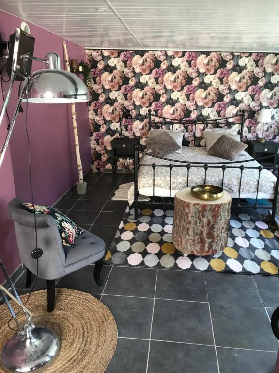 una habitación con dos camas y una mesa y una silla en La Roséa, en Mende