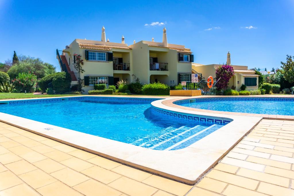 een villa met een zwembad voor een huis bij Casa da Costa in Carvoeiro