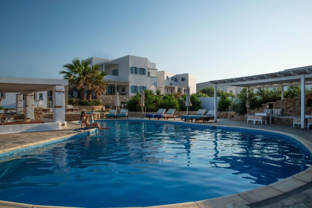 une femme assise dans la piscine d'un complexe dans l'établissement Kastro Antiparos, à Antiparos