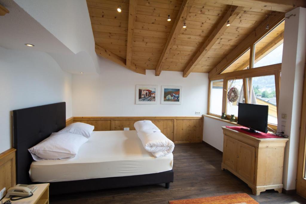 Postel nebo postele na pokoji v ubytování Hotel Enzian