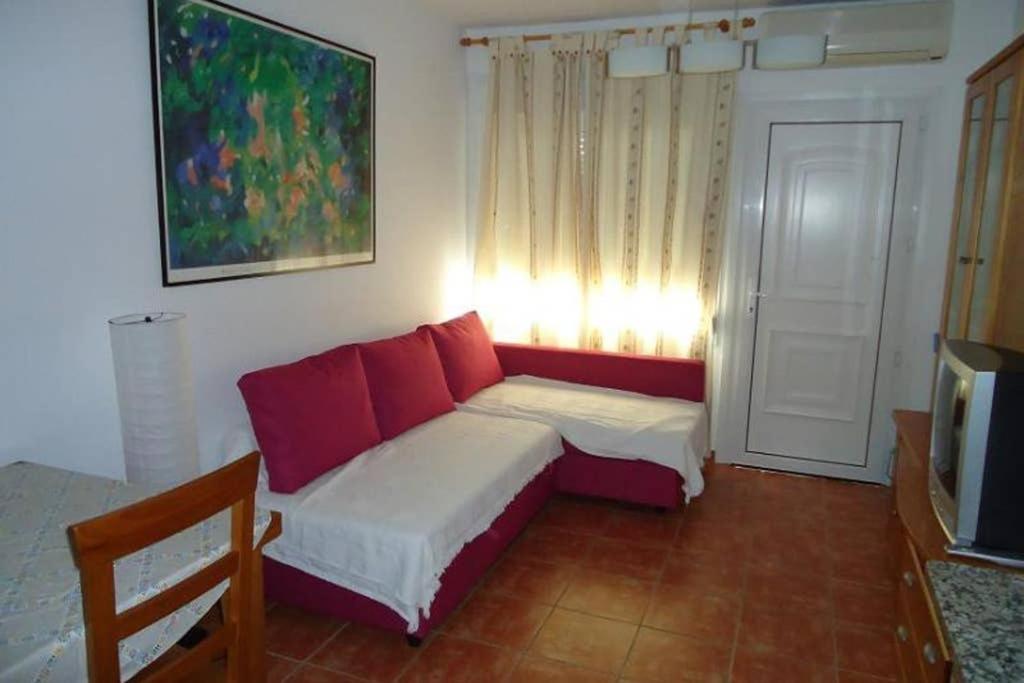 sala de estar con sofá rojo y blanco en Apartamento Cerca de la Playa con wifi en San José