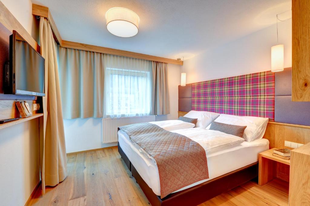 Postel nebo postele na pokoji v ubytování Hotel Enzian