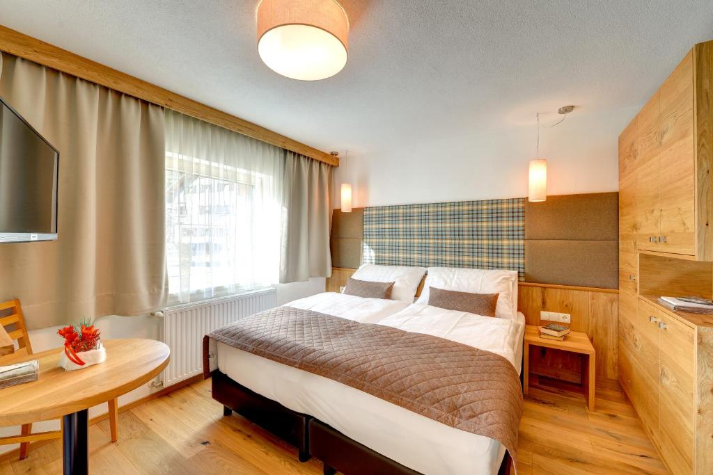 Postel nebo postele na pokoji v ubytování Hotel Enzian