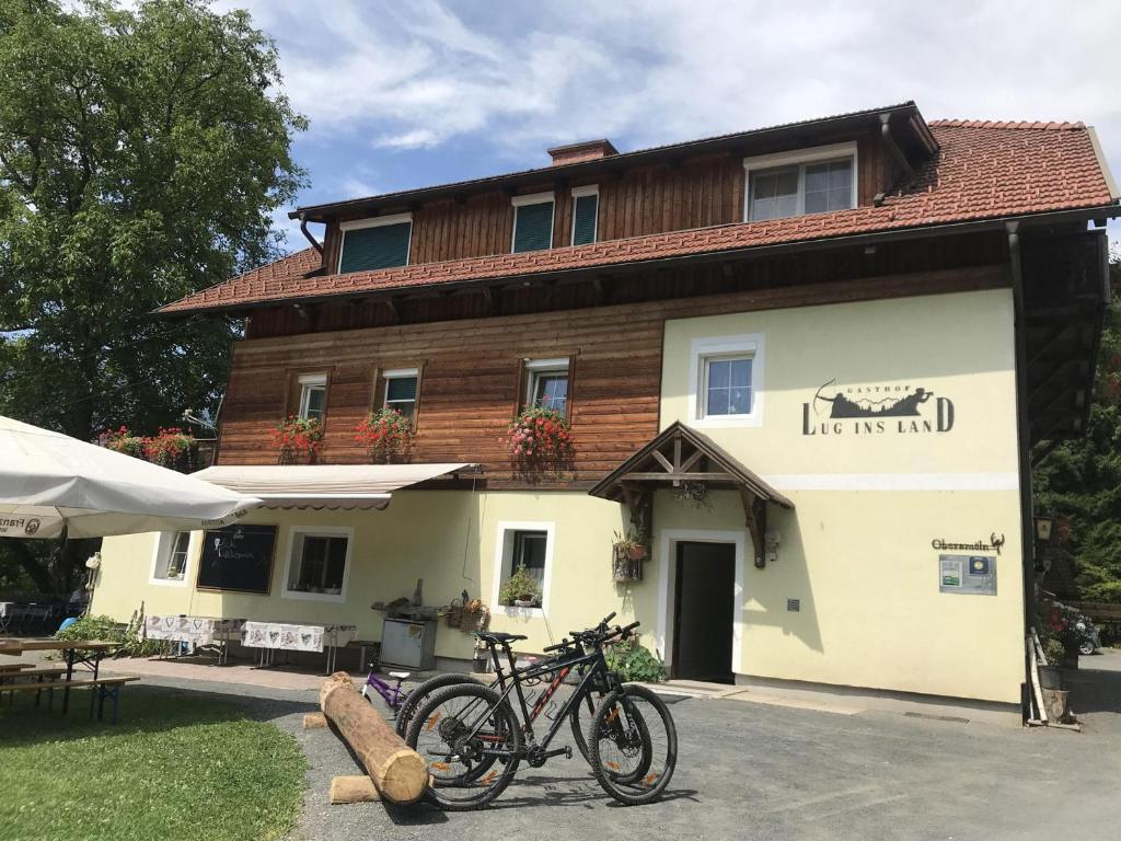 - deux vélos garés devant un bâtiment dans l'établissement Lug ins Land, à Spittal an der Drau