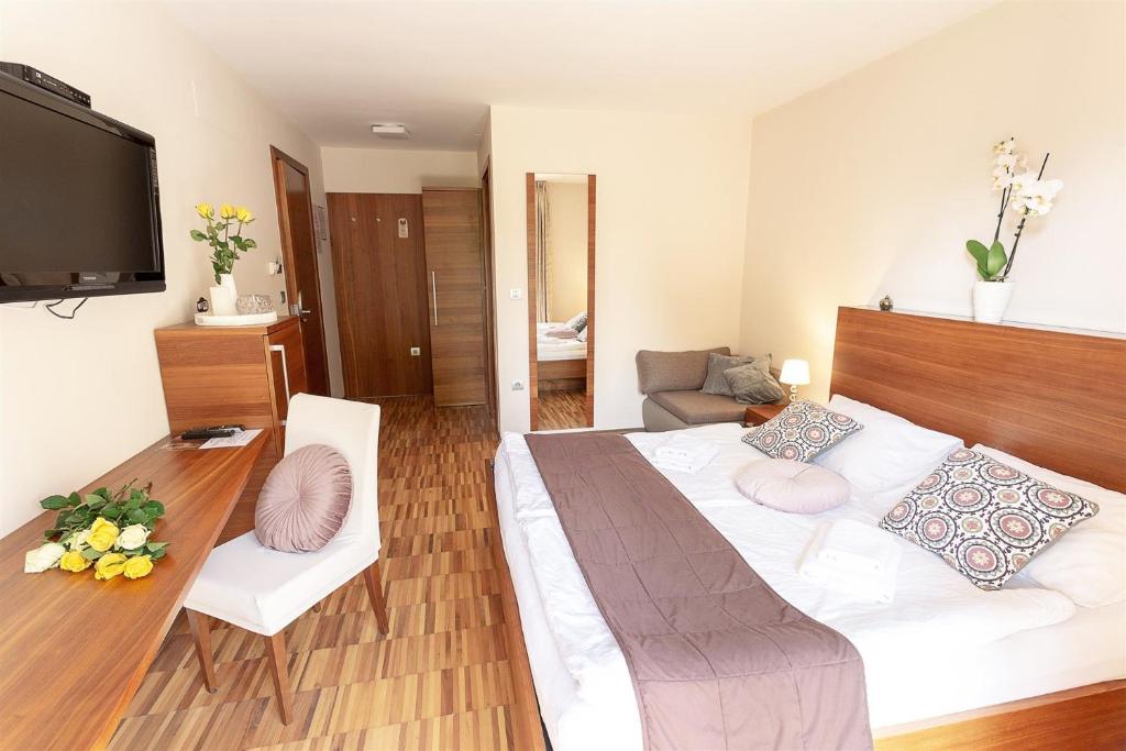 Un pat sau paturi într-o cameră la Villa Aina Boutique Hotel