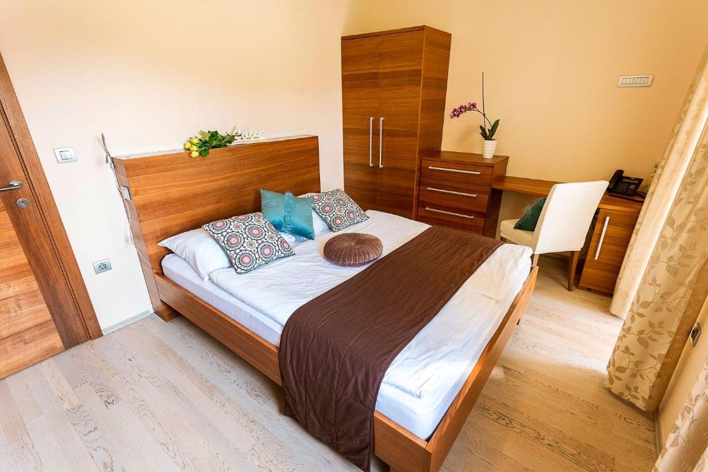Un pat sau paturi într-o cameră la Villa Aina Boutique Hotel