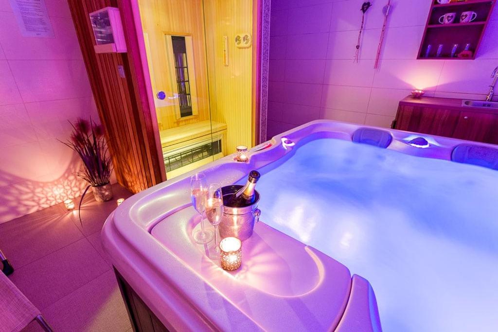 Un pat sau paturi într-o cameră la Villa Aina Boutique Hotel