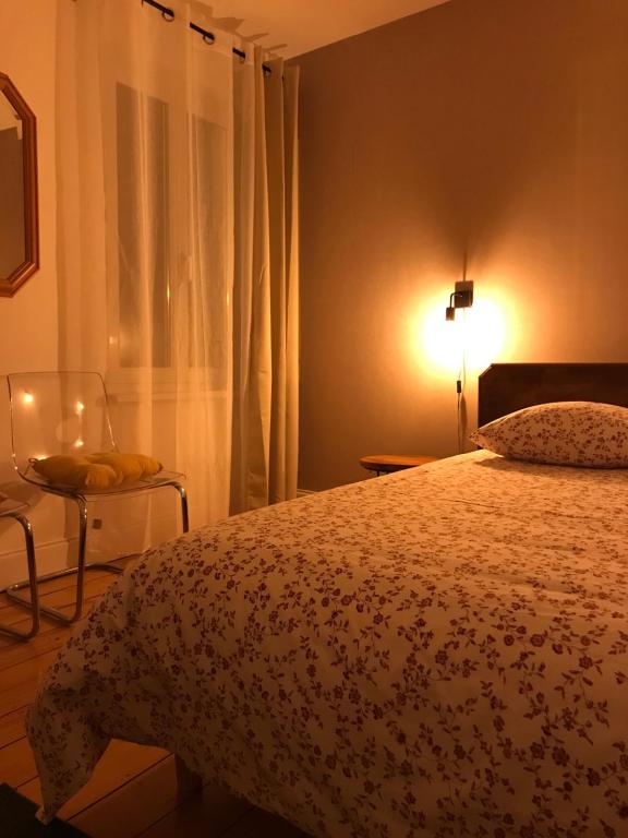 una camera con letto e finestra di BELISAMA a Molsheim