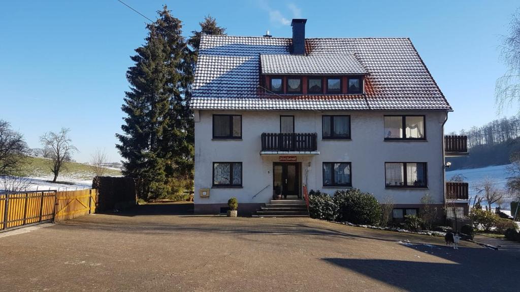 duży biały dom z dachem w obiekcie Ferienbauernhof w mieście Lügde