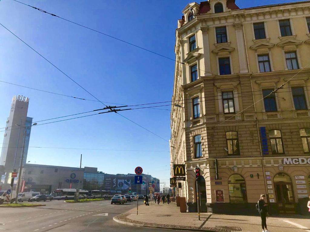 un edificio en la esquina de una calle de la ciudad en BalticApart Riga, en Riga