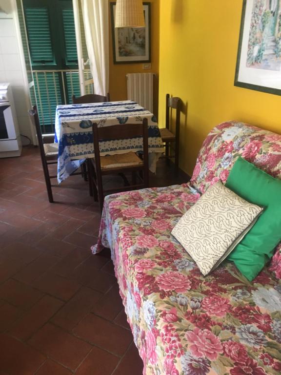 MontaleにあるAppartamento Margheritaのベッド、テーブル、椅子が備わる客室です。