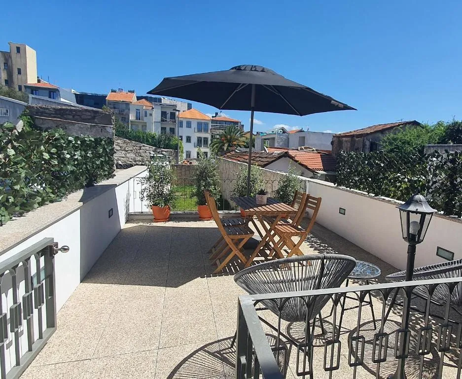 NEW!Central w/ sunny terrace - 9 min walk Trindade, Porto, Portugalia