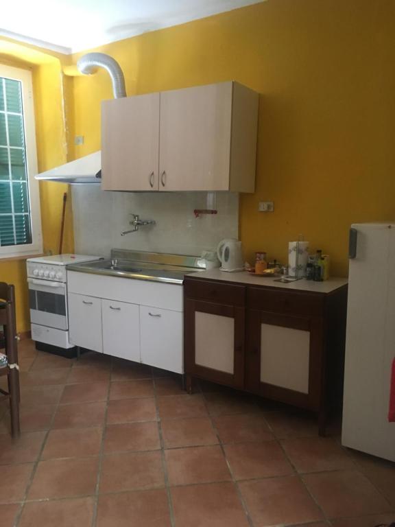 Een keuken of kitchenette bij Appartamento Ortensia