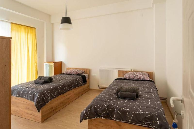 En eller flere senge i et værelse på Hostel Denica