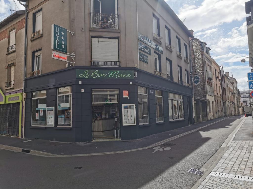 un bâtiment avec un magasin sur le côté d'une rue dans l'établissement Le Bon Moine, à Reims