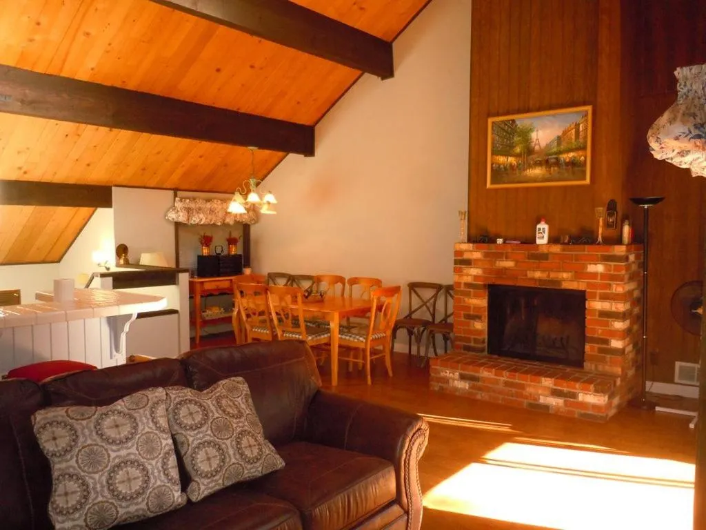 Two-Bedroom plus Den Deluxe Unit #12 by Escape For All Seasons Bus Lic #23546, Big Bear Lake, Statele Unite ale Americii