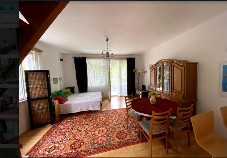 een slaapkamer met een bed en een tafel en een eetkamer bij Pipacs in Balatonszárszó