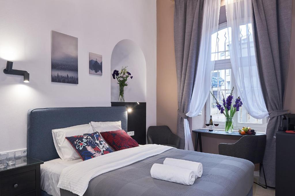 1 dormitorio con 1 cama con 2 toallas en 7 HEAVEN Elegant Rooms KRAKÓW Old Town, en Cracovia