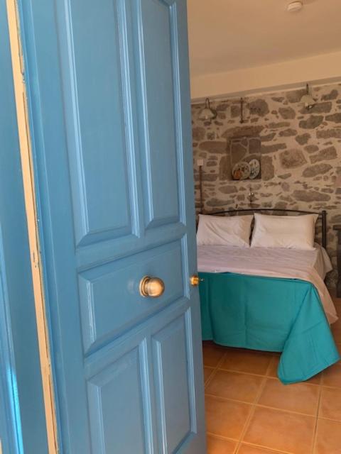 Łóżko lub łóżka w pokoju w obiekcie VERANDA BLUE - POROS