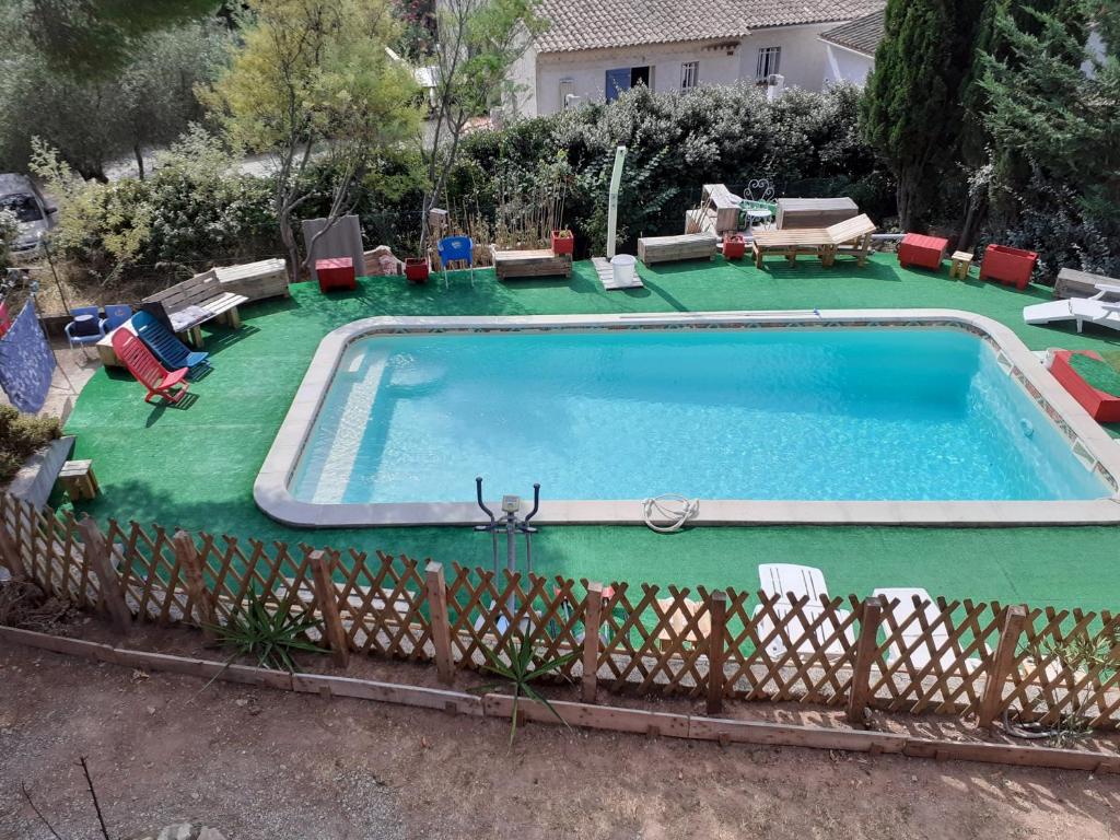 una gran piscina con césped alrededor en palayson two, en Le Muy