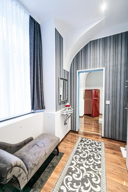 sypialnia z łóżkiem i dużym oknem w obiekcie Sophie´s Place - Love Edition w Wiedniu