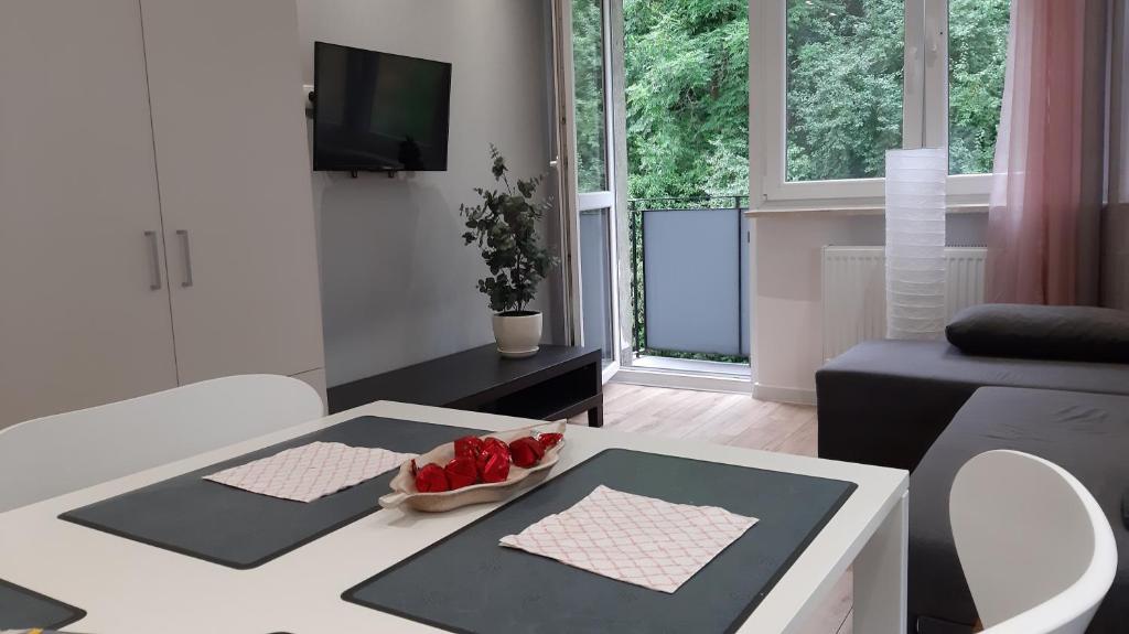 Televízia a/alebo spoločenská miestnosť v ubytovaní APARTAMENT GDAŃSK ŚRÓDMIEŚCIE