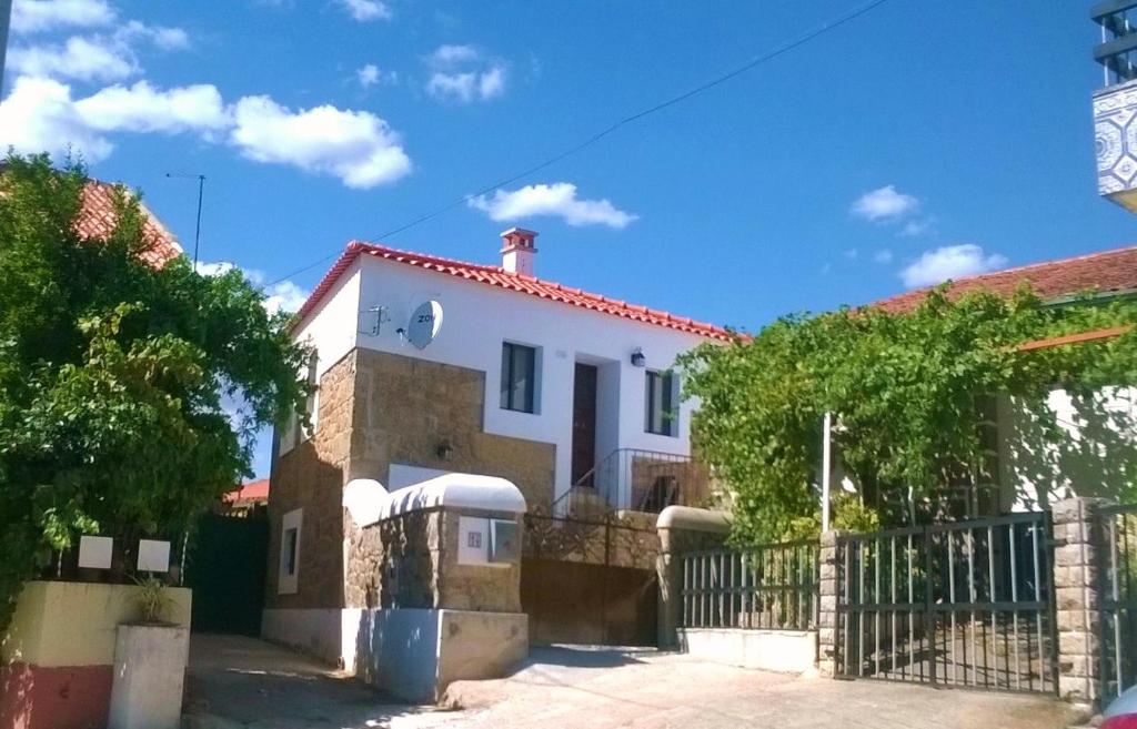 una casa blanca con una puerta delante de ella en Casa Silvia Bemposta, en Bemposta