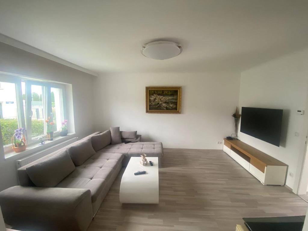 A television and/or entertainment centre at Einfamillienhaus