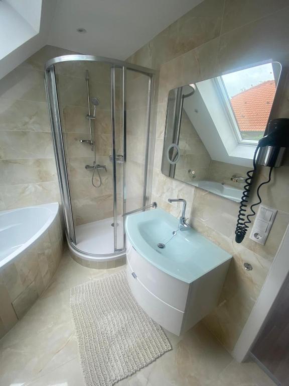 A bathroom at Einfamillienhaus