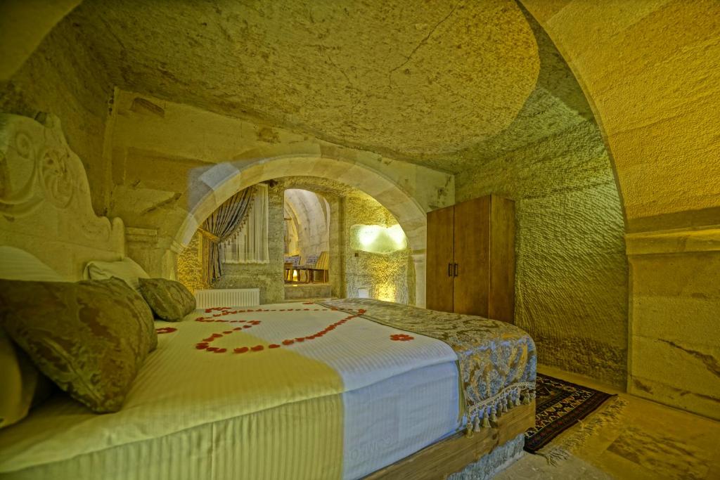 A bed or beds in a room at Cappa Cave Hotel