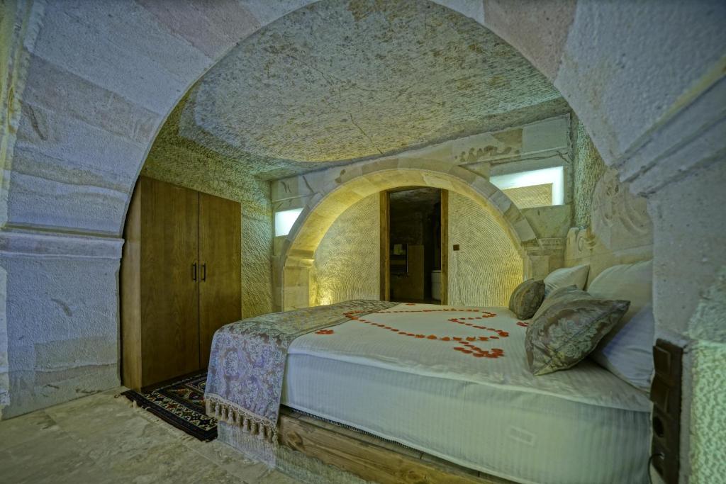 A bed or beds in a room at Cappa Cave Hotel