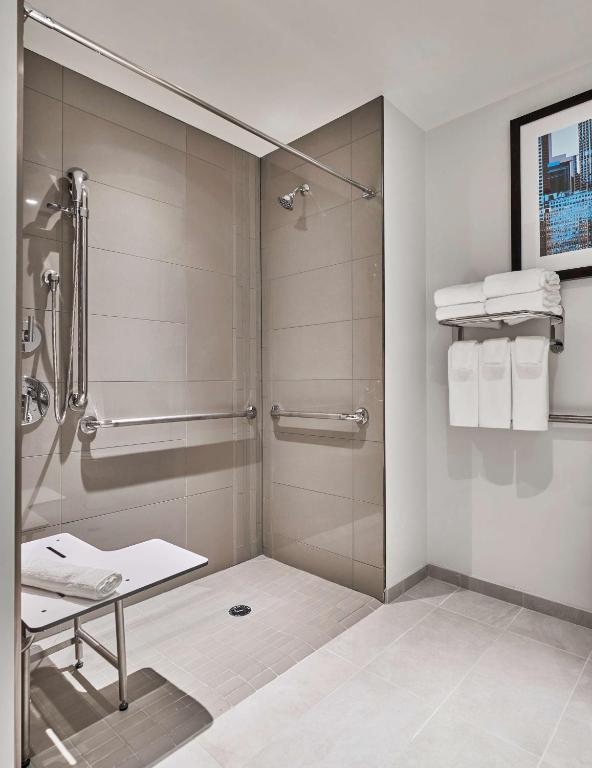 Hyatt Place Chicago Medical/University District - Room King Con Cama Con Sofá Y Bañera Accesible