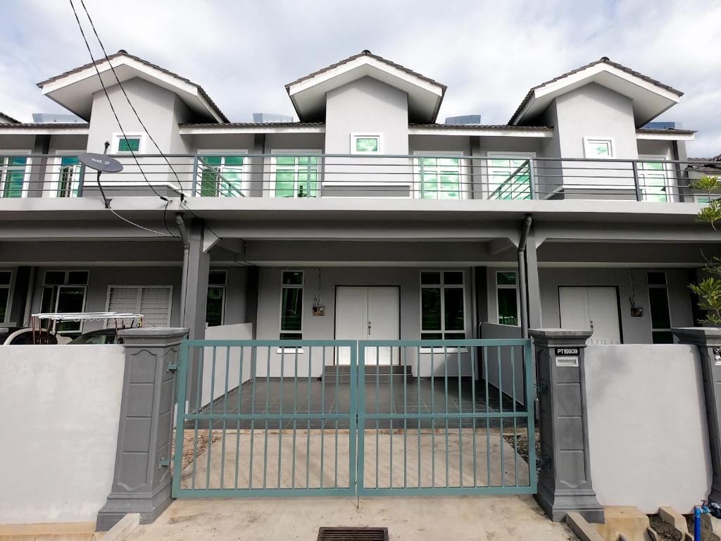 una casa con una puerta delante de ella en AYNA Homestay 5 minutes to Marang Jetty, en Marang