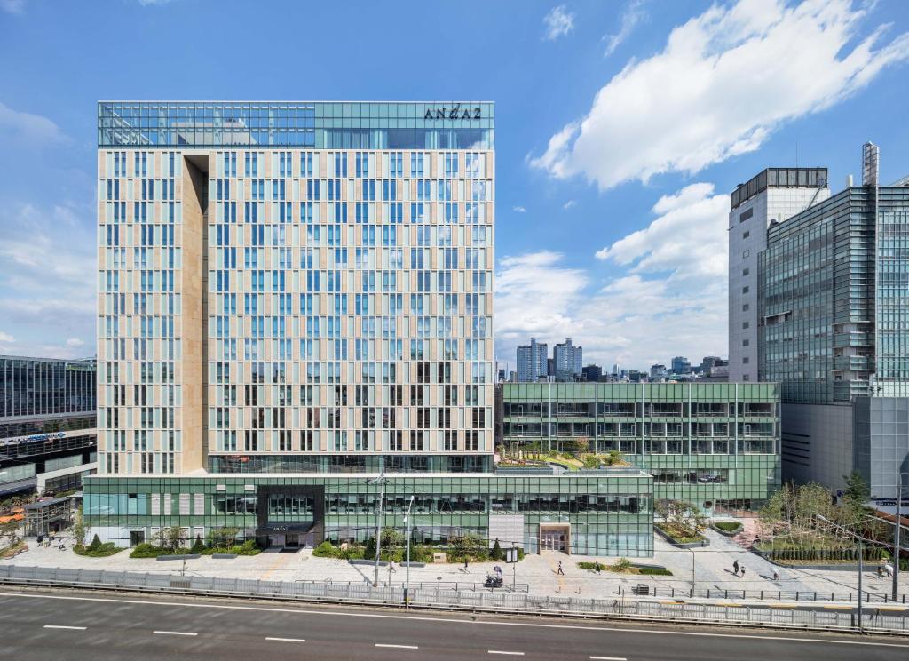 uma vista de um edifício alto em uma cidade em Andaz Seoul Gangnam em Seul