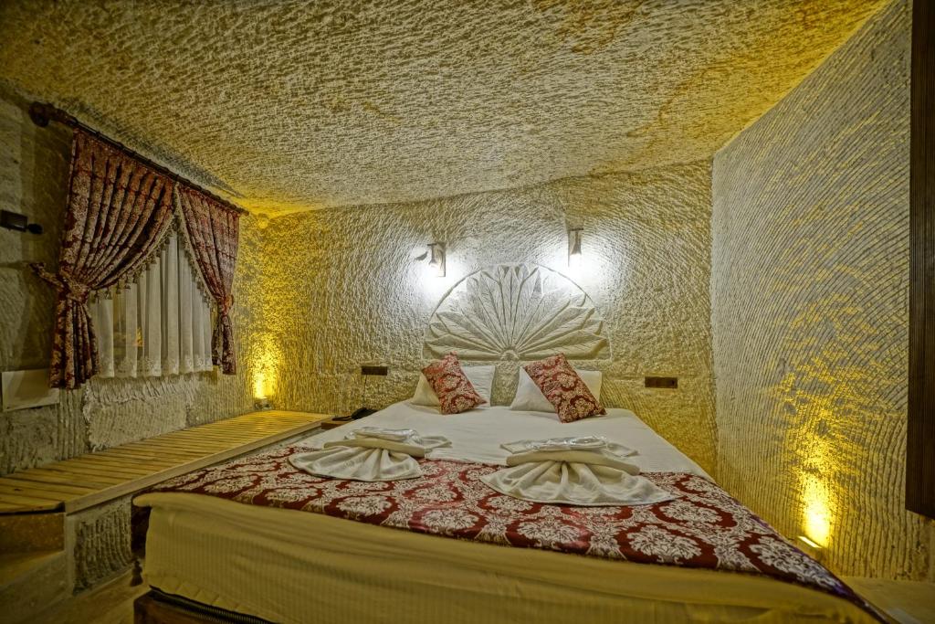 A bed or beds in a room at Cappa Cave Hotel