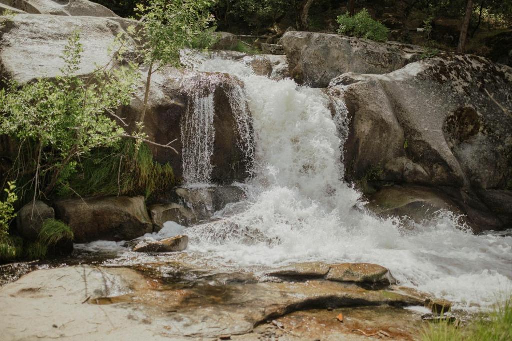 wodospad na środku rzeki w obiekcie Riverfront Property with Waterfalls near Yosemite and Bass Lake w mieście Oakhurst