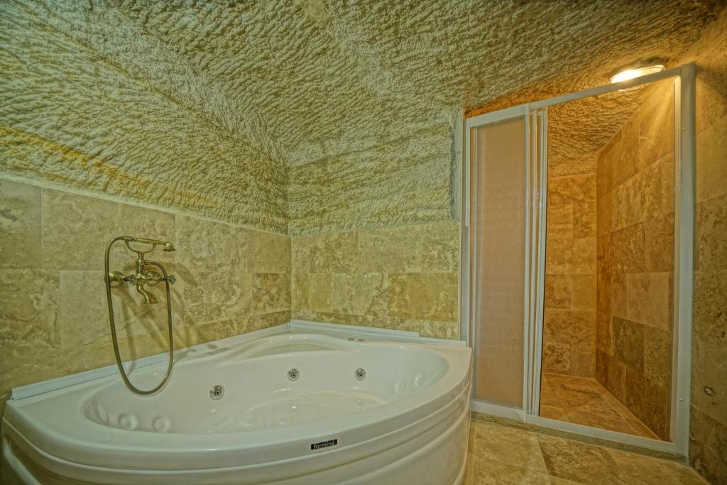 A bathroom at Cappa Cave Hotel
