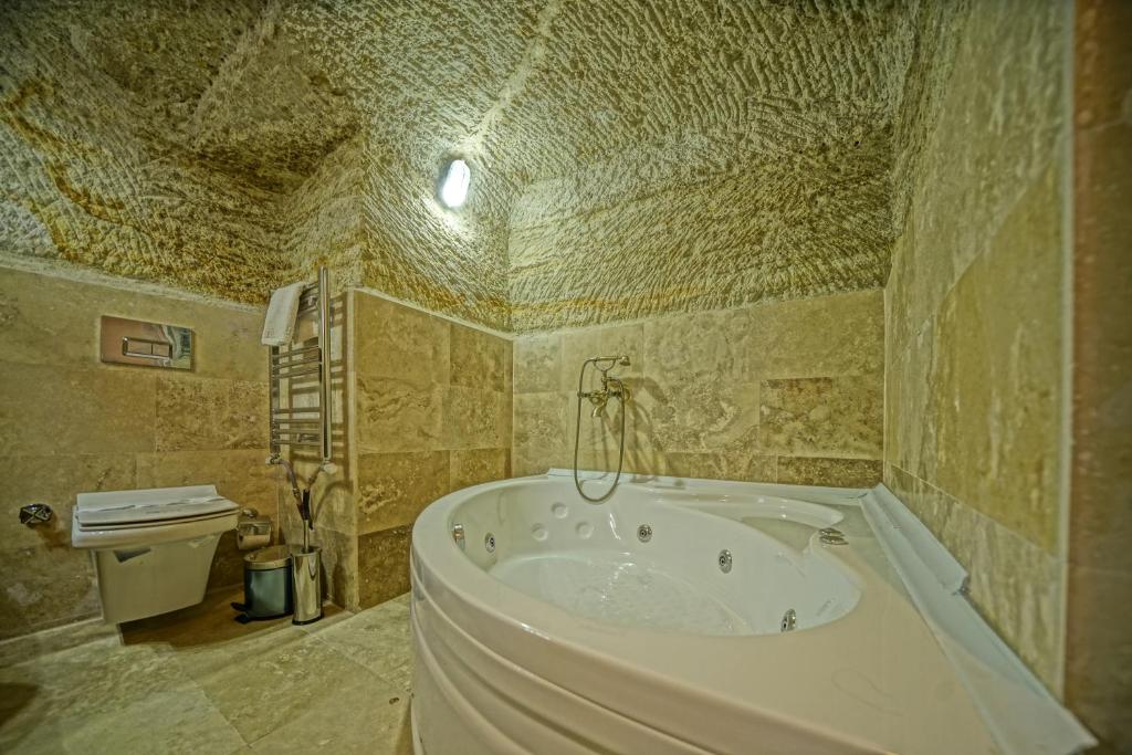 A bathroom at Cappa Cave Hotel