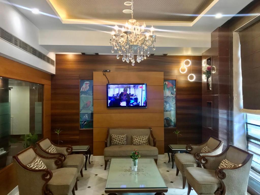 TV a/nebo společenská místnost v ubytování Hotel Leela Grande